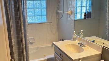 Whirlpool, HandtĂŒcher, Seife, Toilettenpapier