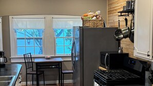 Kaffetrakter/tekoker, kjøleskap, mikrobølgeovn og ovn