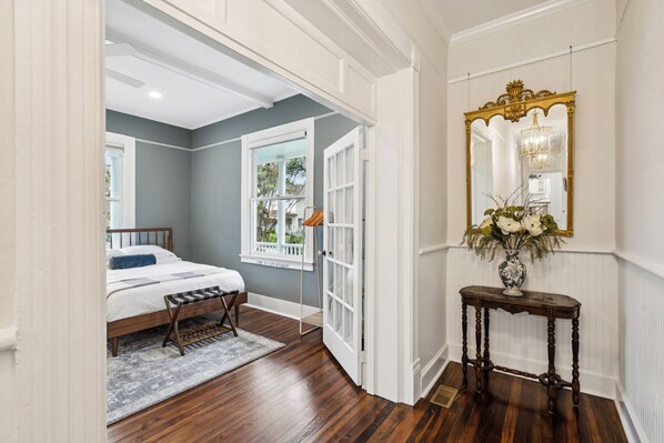 Iron/ironing board, WiFi, bed sheets - The Velvet Magnolia House- Historic 3-bedroom apartment in charming Charleston (Charleston)