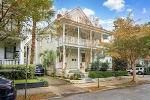 Exterior - The Velvet Magnolia House- Historic 3-bedroom apartment in charming Charleston (Charleston)