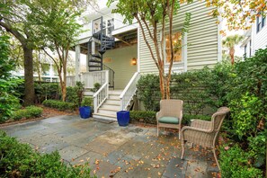 Terrace/patio - The Velvet Magnolia House- Historic 3-bedroom apartment in charming Charleston (Charleston)