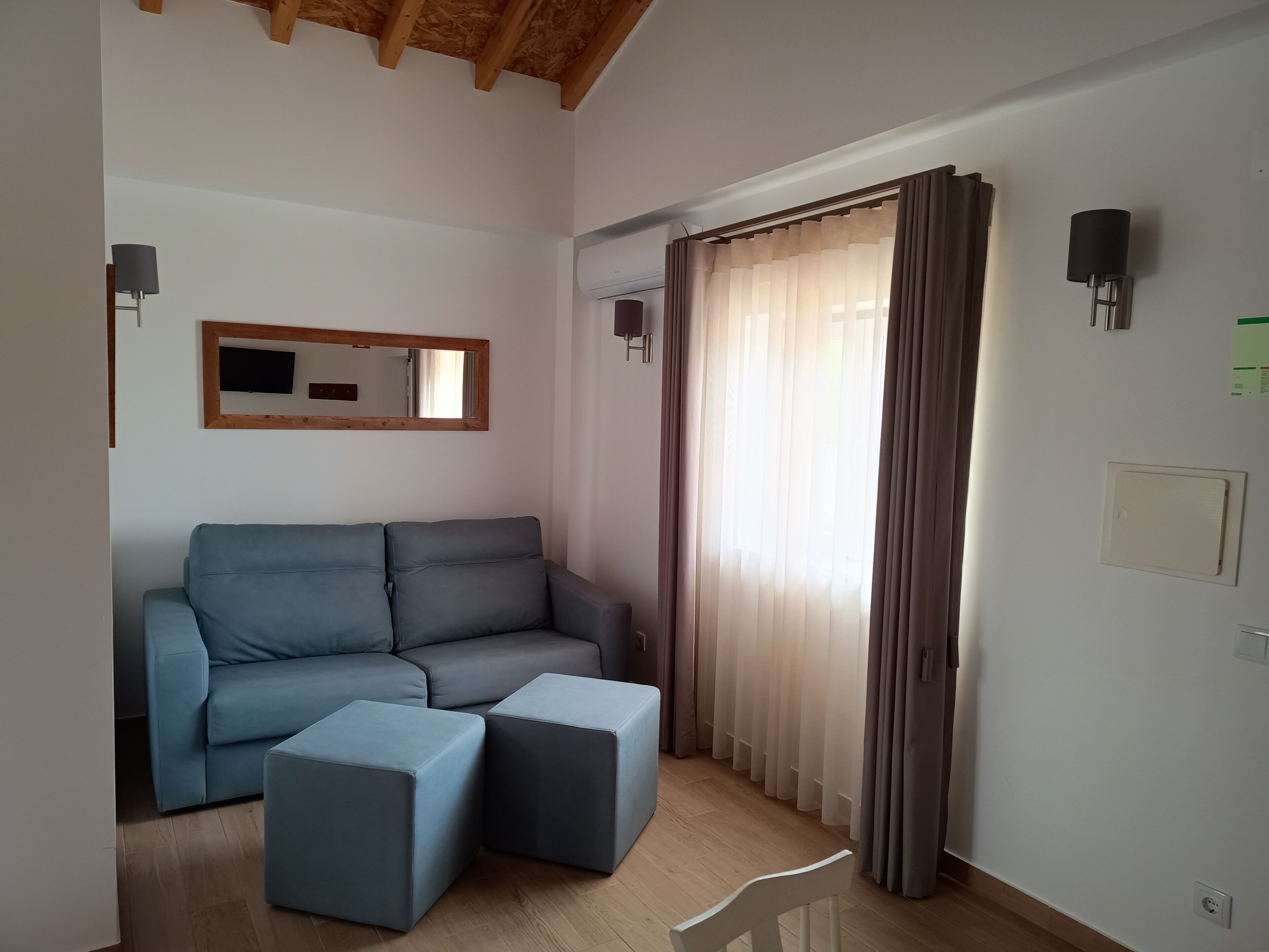 Habitación familiar, cocineta, vista al patio | Cortinas blackout, tabla de planchar con plancha y camas extra 