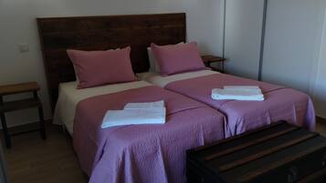 Dobbelt- eller tomannsrom, terrasse, bakgårdsutsikt | Blendingsgardiner, strykejern/-brett og ekstrasenger (mot et tillegg)