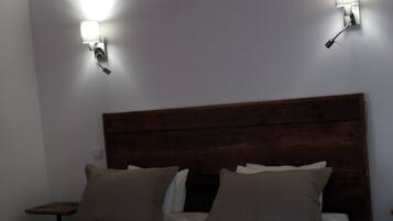 Double or Twin Room, Kitchenette, Courtyard View | Blackout drapes, iron/ironing board, rollaway beds, free WiFi