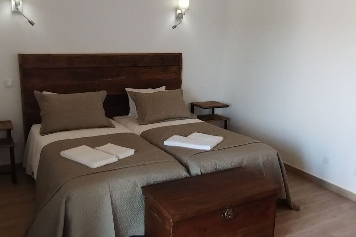 ستائر تعتيم ومكواة/لوح كي وواي فاي مجانًا