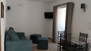 Family Studio, Air conditioning, Courtyard View | Blackout drapes, iron/ironing board, rollaway beds, free WiFi - Quinta do Oratório Agroturismo (Óbidos)