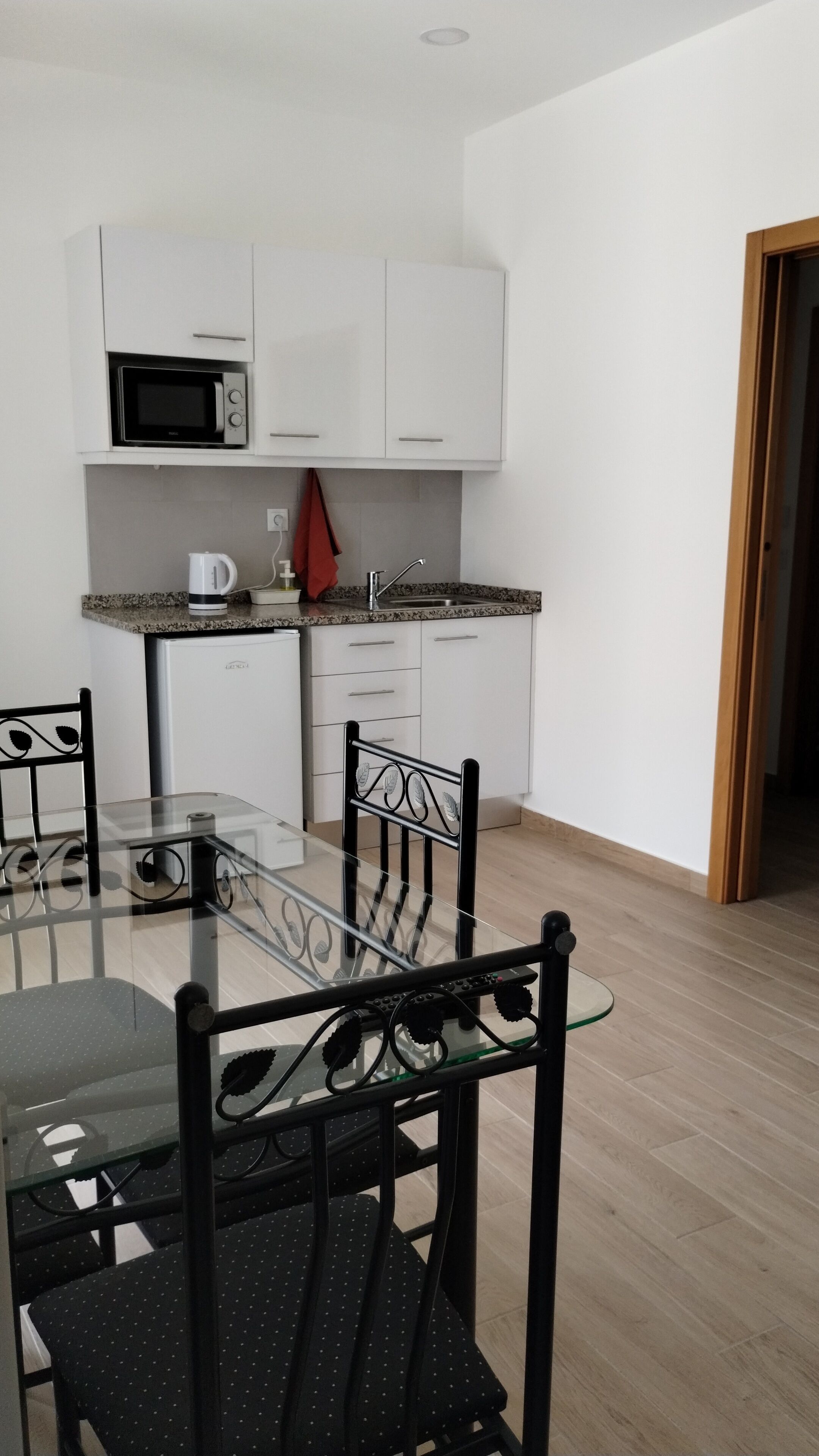 Estudio familiar, aire acondicionado, vista al patio | Cortinas blackout, tabla de planchar con plancha y camas extra 