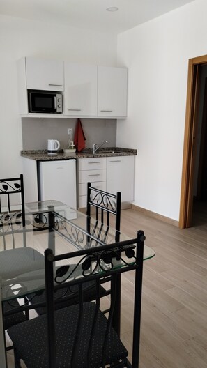 Studio Familial, climatisation, vue cour intérieure | Rideaux occultants, fer et planche à repasser