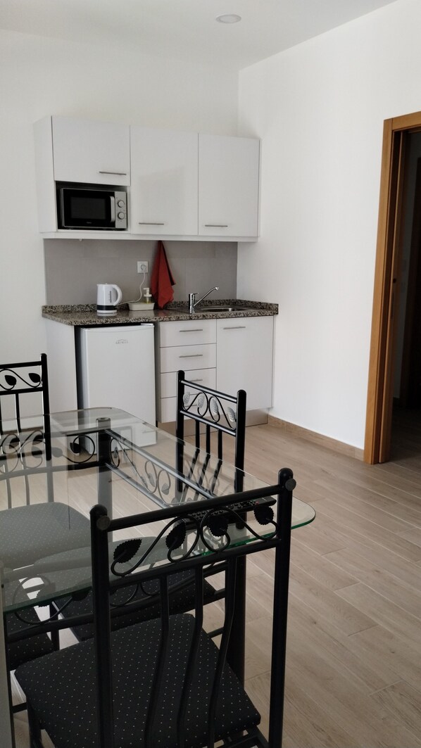 ستائر تعتيم ومكواة/لوح كي وواي فاي مجانًا