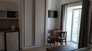 Double or Twin Room, Kitchenette, Courtyard View | Blackout curtains, iron/ironing board, rollaway beds, free WiFi - Quinta do Oratório Agroturismo (Óbidos)