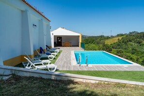 حمّام سباحة خارجي، مظلات على حمّام السباحة، مقاعد للتشمس