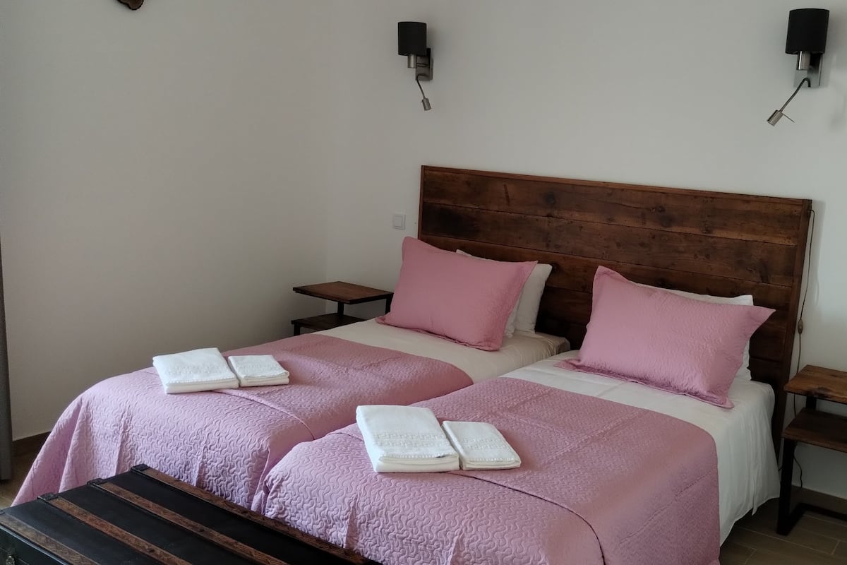 ستائر تعتيم ومكواة/لوح كي وواي فاي مجانًا