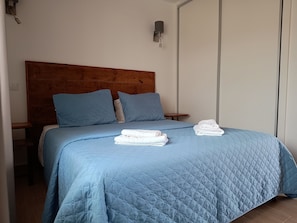 Chambre Familiale, coin cuisine, vue cour intérieure | Rideaux occultants, fer et planche à repasser