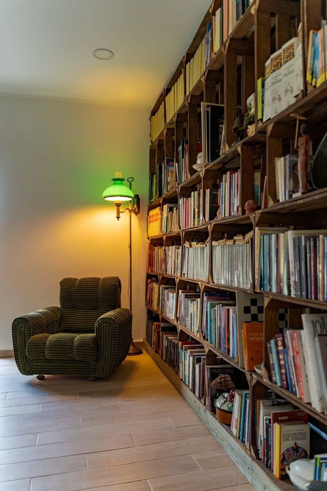 تلفزيون إل سي دي بحجم 20-بوصة يعرض قنوات تلفزيونية باشتراك مدفوع