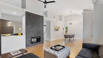 Televisión y chimenea