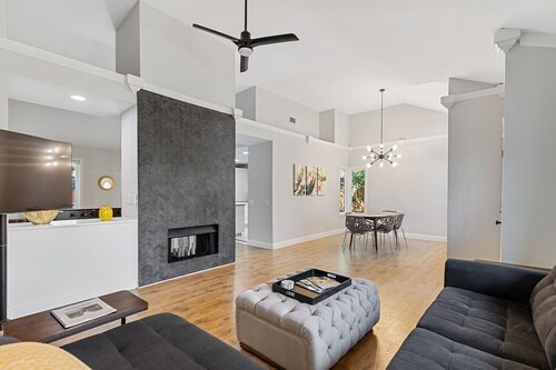 Family Home-Garage Parking-Hot Tub & Pool