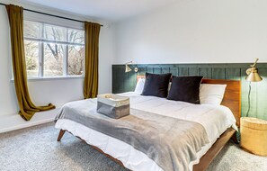 Työpöytä, silitysrauta/-lauta, Wi-Fi, vuodevaatteet