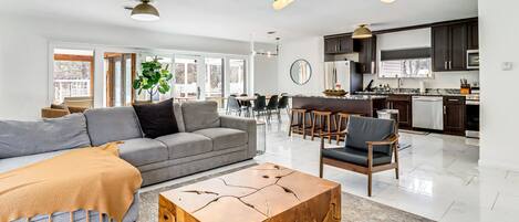 Fernseher, Kamin, Tischtennisplatte, Bücher