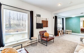 Televisio, takka, pöytätennispöytä, kirjoja