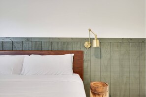 Desk, iron/ironing board, WiFi, bed sheets