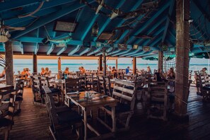 Outdoor dining - Marriott Surf Club studio, max sleeps 4 with unobstructed ocean view. (Noord)