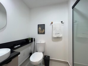 Secador de pelo, toallas, jabón, shampoo