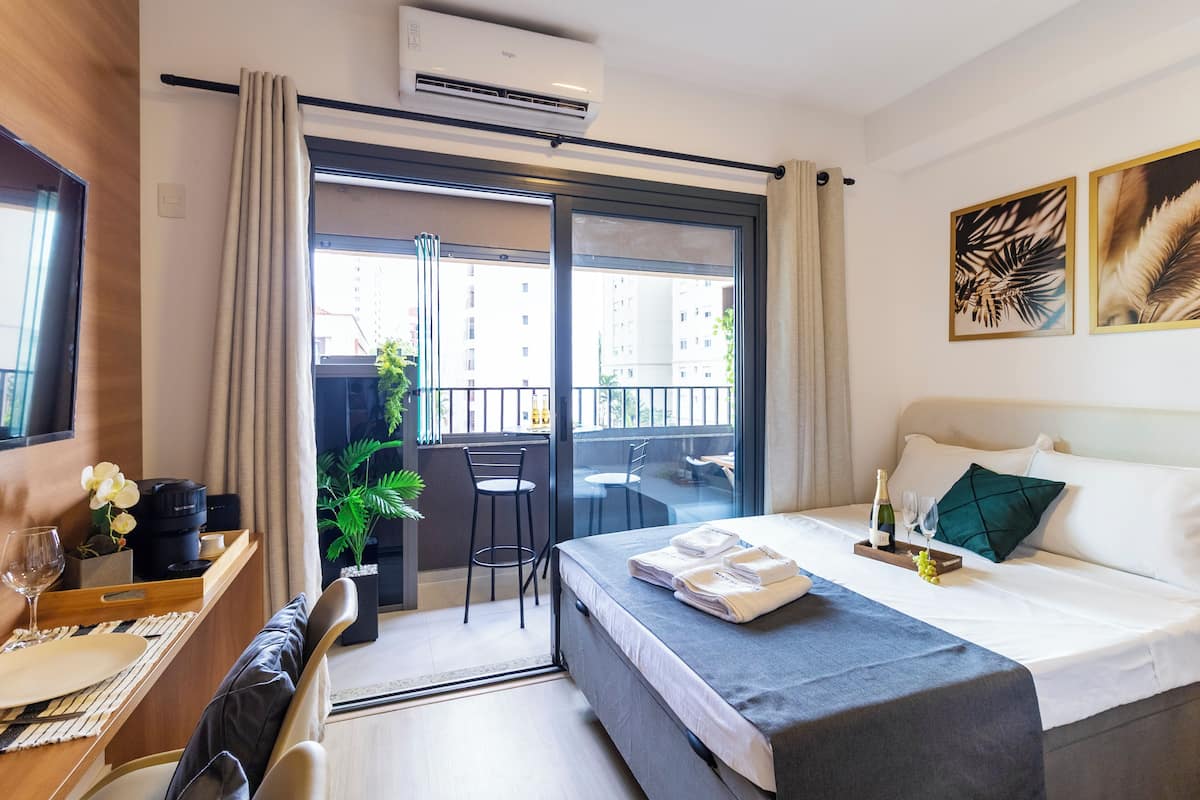 Blackout curtains, free WiFi