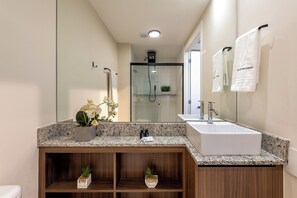 Apartment | Bathroom | Shower, hair dryer, towels - Vila Mariana near Ibirapuera Park (São Paulo)