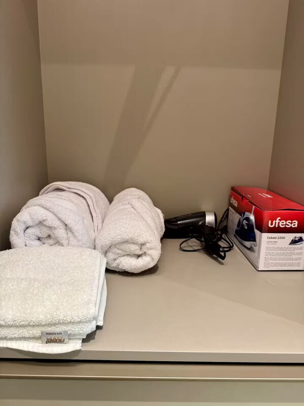 Haartrockner, Handtücher, Seife, Toilettenpapier