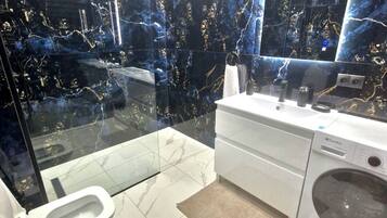 Dusche, Haartrockner, Handtücher, Seife