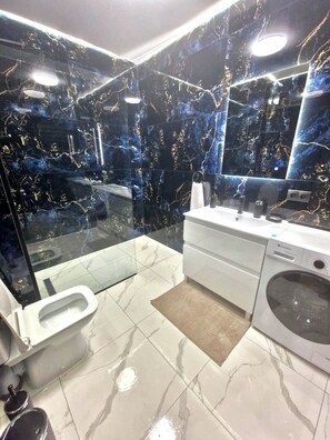 Dusche, Haartrockner, Handtücher, Seife