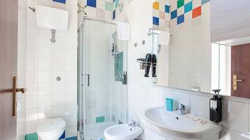 Dusche, Haartrockner, Bidet, Handtücher