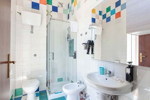 Dusche, Haartrockner, Bidet, Handtücher