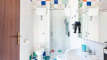 Dusche, Haartrockner, Bidet, Handtücher