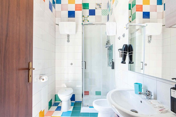 Dusche, Haartrockner, Bidet, Handtücher