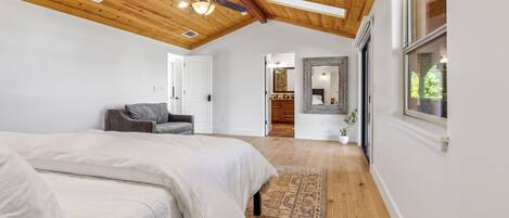 4 bedrooms, iron/ironing board, WiFi, bed sheets