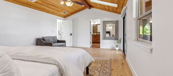 The Vine Estate - Luxury Spanish Hacienda with Pool Hot Tub& Two Primary Suites