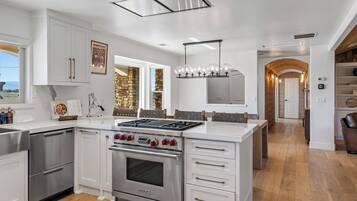 Mikrovågsugn, ugn, spishäll och diskmaskin