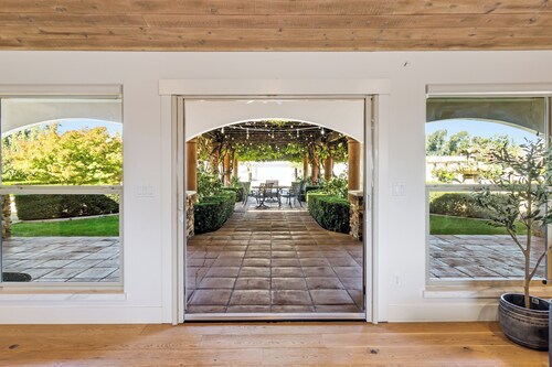 The Vine Estate - Luxury Spanish Hacienda with Pool Hot Tub& Two Primary Suites