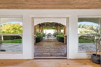 The Vine Estate - Luxury Spanish Hacienda with Pool Hot Tub& Two Primary Suites