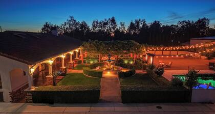 Luxury Spanish Hacienda: Pool, Hot Tub, Steam Room & 2 King Suites
