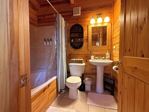 Hair dryer, towels, soap, toilet paper - Enchanting 2 bedroom Cabin in Slade, KY (Slade)