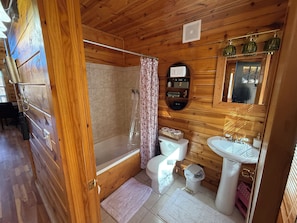 Hair dryer, towels, soap, toilet paper - Enchanting 2 bedroom Cabin in Slade, KY (Slade)