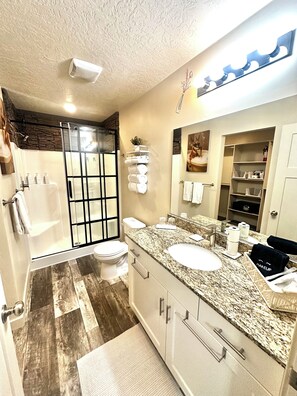 Douche, sèche-cheveux, serviettes fournies, savon