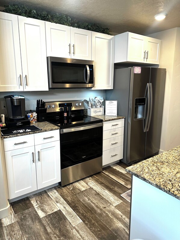 Réfrigérateur, micro-ondes, four, plaque de cuisson