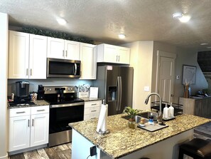 Frigorífic, microones, forn i placa de cuina