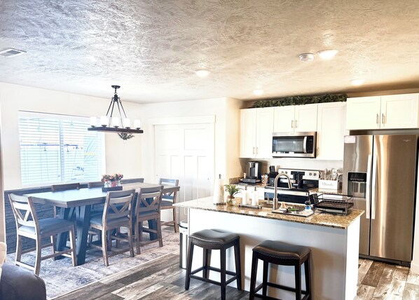 Frigorífic, microones, forn i placa de cuina