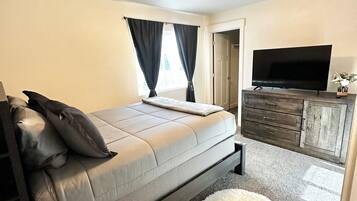 3 soverom, safe på rommet, strykejern/-brett og reiseseng for barn