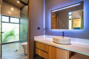Bungalow, 1 giường cỡ king, hồ bơi riêng | Phòng tắm