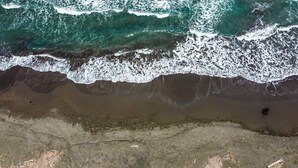 Una platja sorrenca amb onades que arriben a la riba.